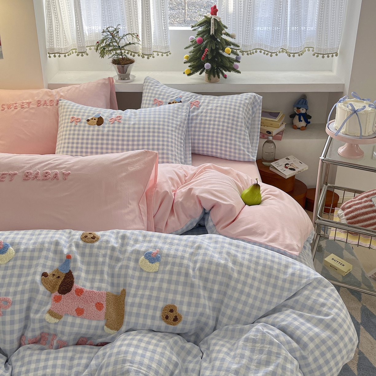 91家纺网 家纺一手货源 找家纺 桃心家居 2025新款A类亲肤舒适软糯云柔水洗棉少女卡通格子混搭毛巾绣水洗棉系列四件套 云柔水洗棉-印加绣甜点腊肠狗