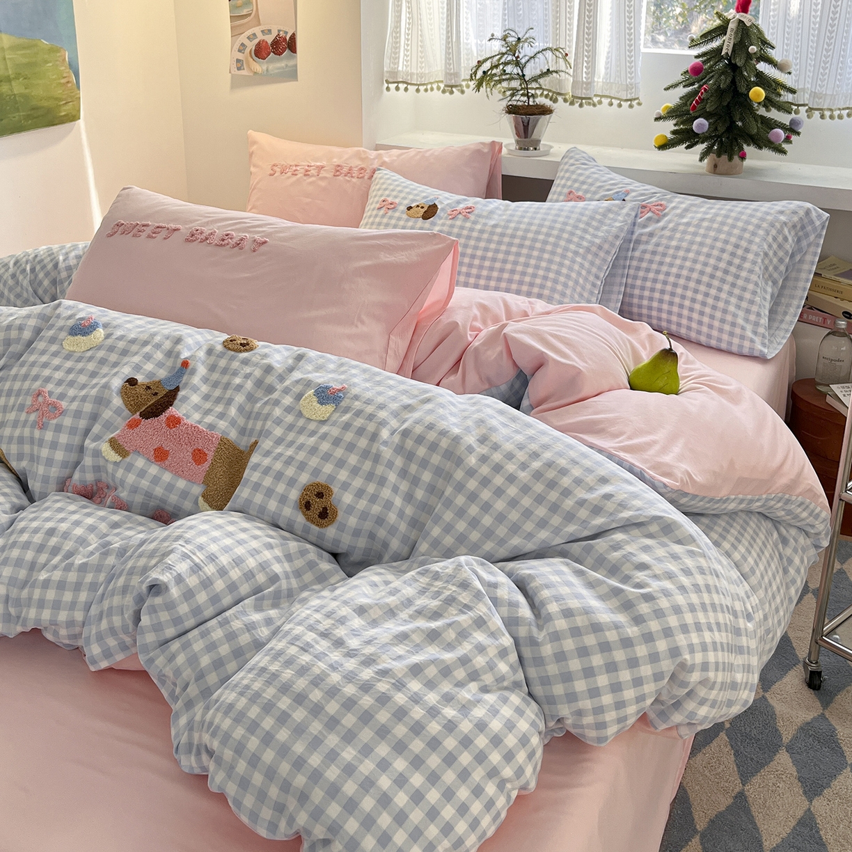 91家纺网 家纺一手货源 找家纺 桃心家居 2025新款A类亲肤舒适软糯云柔水洗棉少女卡通格子混搭毛巾绣水洗棉系列四件套 云柔水洗棉-印加绣甜点腊肠狗