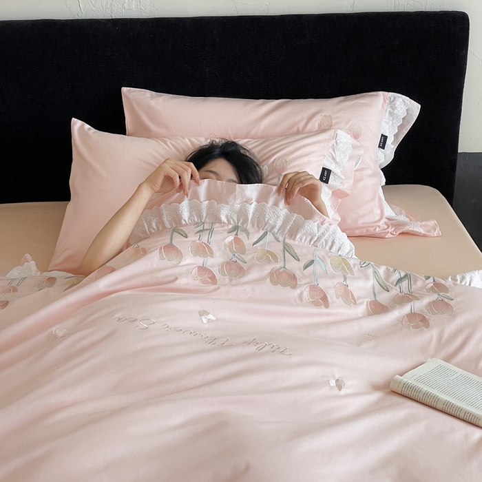 91家纺网 家纺一手货源 找家纺 卡姿家纺 2025秋冬森系小清新简约刺绣四件套-森系郁金香 森系郁金香-粉