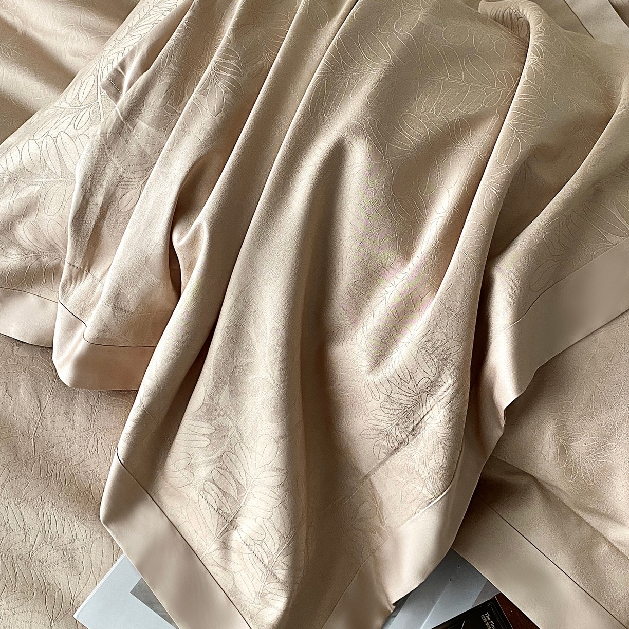 91家纺网 家纺一手货源 找家纺 花时间2025秋冬新款长绒棉提花四件套-翠影 翠影-咖