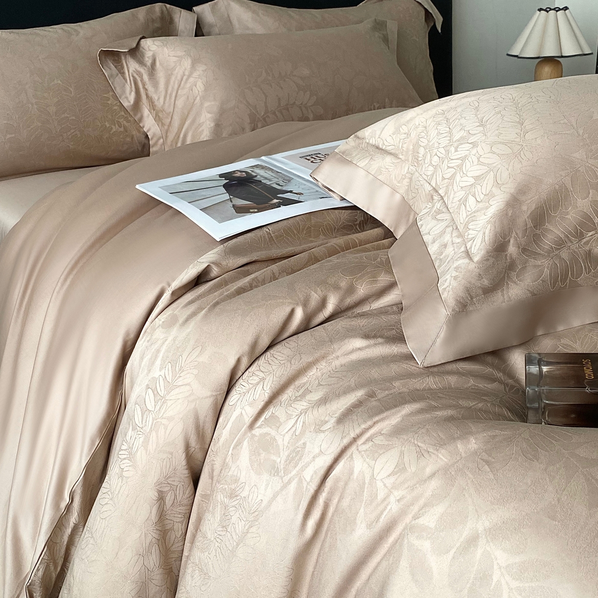 91家纺网 家纺一手货源 找家纺 花时间2025秋冬新款长绒棉提花四件套-翠影 翠影-咖