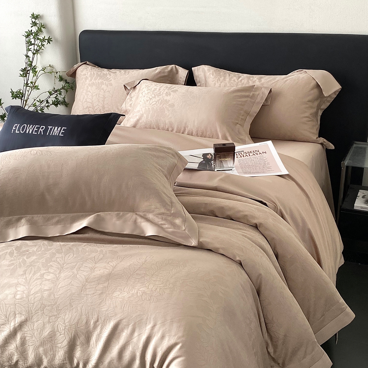 91家纺网 家纺一手货源 找家纺 花时间2025秋冬新款长绒棉提花四件套-翠影 翠影-咖