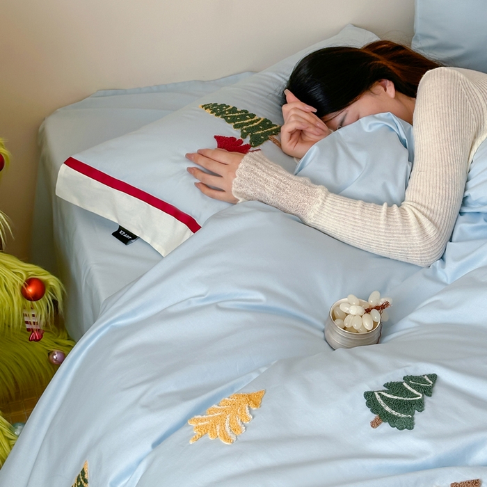 91家纺网 家纺一手货源 找家纺 卡姿家纺 2025秋冬森系北欧风毛巾绣四件套-森林秘境 森林秘境-蓝