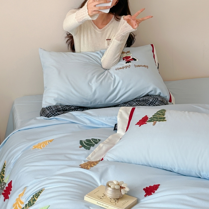 91家纺网 家纺一手货源 找家纺 卡姿家纺 2025秋冬森系北欧风毛巾绣四件套-森林秘境 森林秘境-蓝