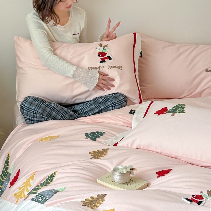 91家纺网 家纺一手货源 找家纺 （总）卡姿家纺 2025秋冬森系北欧风毛巾绣四件套-森林秘境