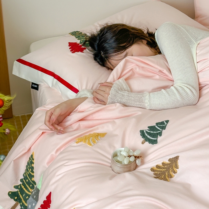 91家纺网 家纺一手货源 找家纺 （总）卡姿家纺 2025秋冬森系北欧风毛巾绣四件套-森林秘境