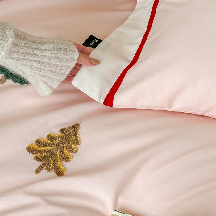 91家纺网 家纺一手货源 找家纺 卡姿家纺 2025秋冬森系北欧风毛巾绣四件套-森林秘境 森林秘境-粉