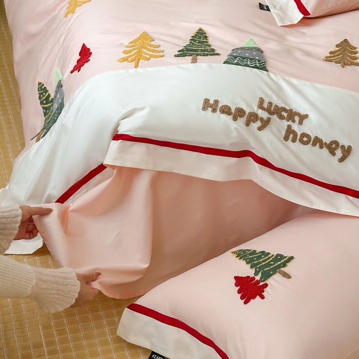 91家纺网 家纺一手货源 找家纺 卡姿家纺 2025秋冬森系北欧风毛巾绣四件套-森林秘境 森林秘境-粉