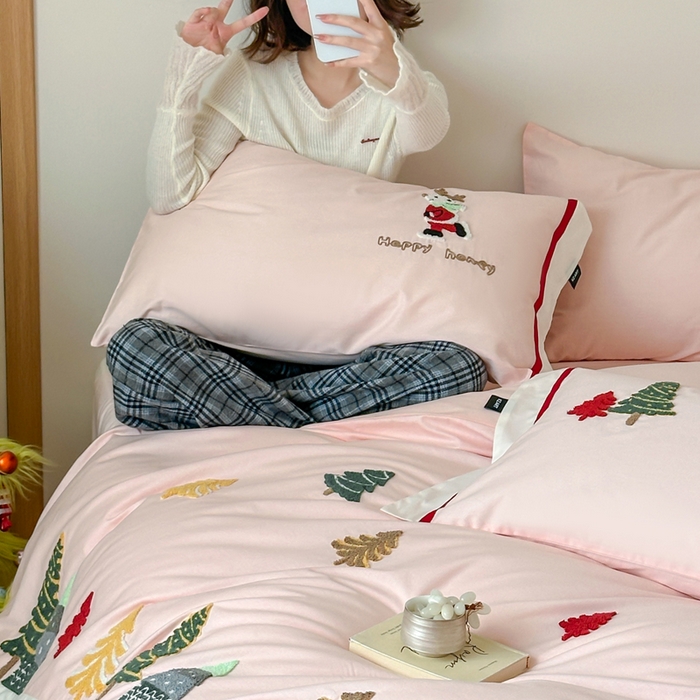 91家纺网 家纺一手货源 找家纺 卡姿家纺 2025秋冬森系北欧风毛巾绣四件套-森林秘境 森林秘境-粉