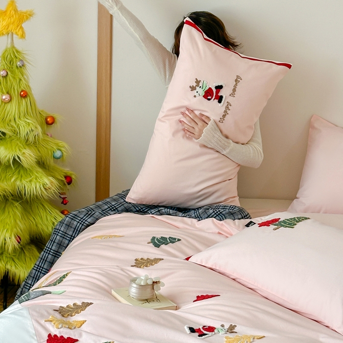 91家纺网 家纺一手货源 找家纺 卡姿家纺 2025秋冬森系北欧风毛巾绣四件套-森林秘境 森林秘境-粉