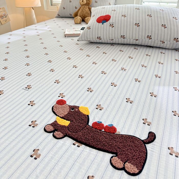 91家纺网 家纺一手货源 找家纺 卡姿家纺 2025秋冬全棉双层纱-床笠三件套 床笠-苹果腊肠狗