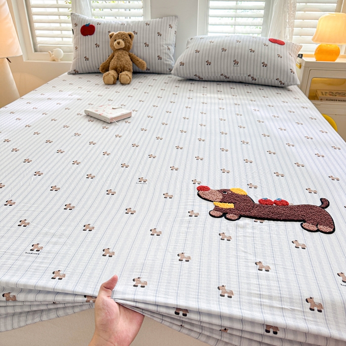 91家纺网 家纺一手货源 找家纺 卡姿家纺 2025秋冬全棉双层纱-床笠三件套 床笠-苹果腊肠狗