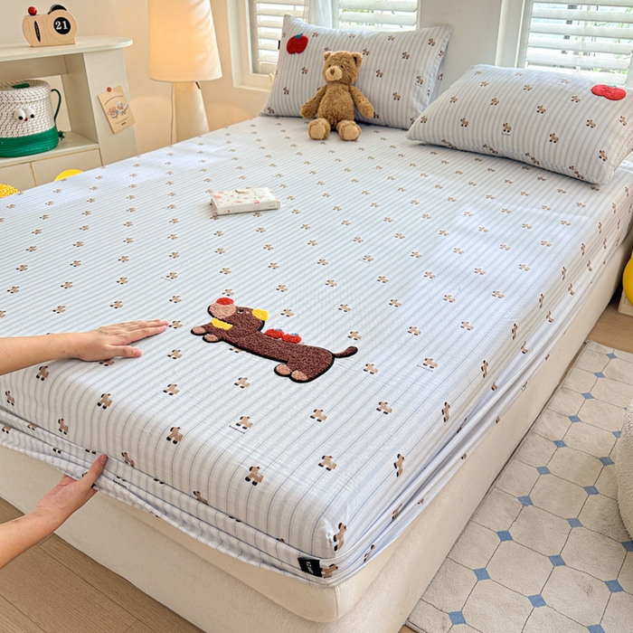 91家纺网 家纺一手货源 找家纺 卡姿家纺 2025秋冬全棉双层纱-床笠三件套 床笠-苹果腊肠狗