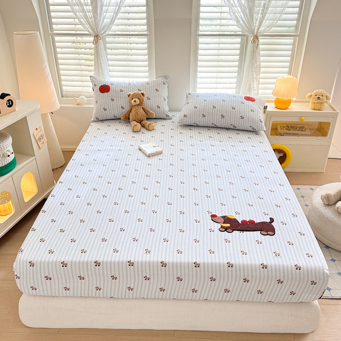 91家纺网 家纺一手货源 找家纺 卡姿家纺 2025秋冬全棉双层纱-床笠三件套 床笠-苹果腊肠狗