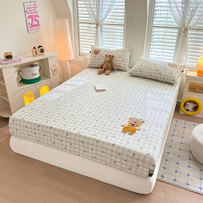 91家纺网 家纺一手货源 找家纺 卡姿家纺 2025秋冬全棉双层纱-床笠三件套 床笠-熊仔宝贝