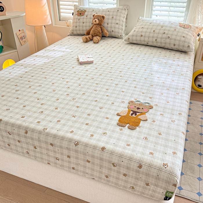 91家纺网 家纺一手货源 找家纺 卡姿家纺 2025秋冬全棉双层纱-床笠三件套 床笠-熊仔宝贝