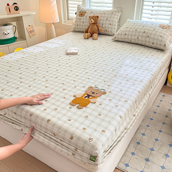 91家纺网 家纺一手货源 找家纺 卡姿家纺 2025秋冬全棉双层纱-床笠三件套 床笠-熊仔宝贝