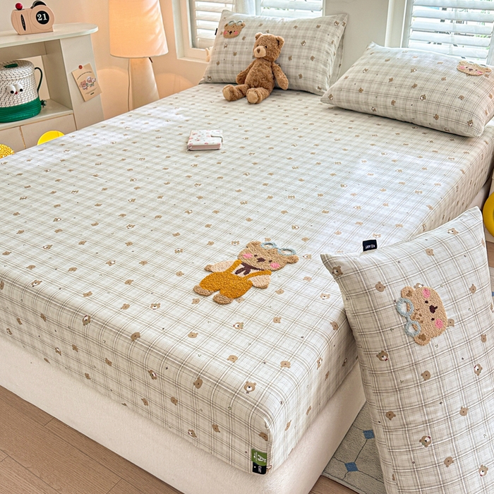 91家纺网 家纺一手货源 找家纺 卡姿家纺 2025秋冬全棉双层纱-床笠三件套 床笠-熊仔宝贝