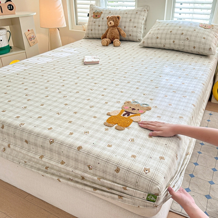 91家纺网 家纺一手货源 找家纺 卡姿家纺 2025秋冬全棉双层纱-床笠三件套 床笠-熊仔宝贝