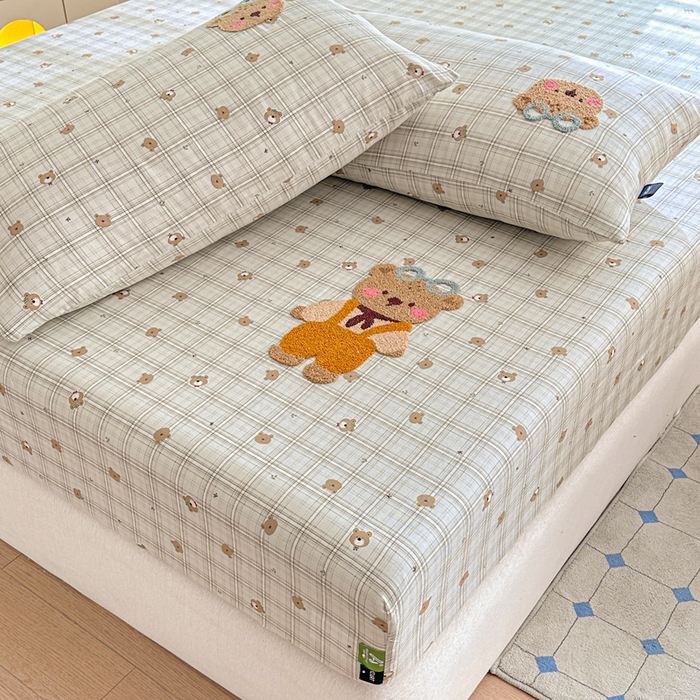 91家纺网 家纺一手货源 找家纺 卡姿家纺 2025秋冬全棉双层纱-床笠三件套 床笠-熊仔宝贝