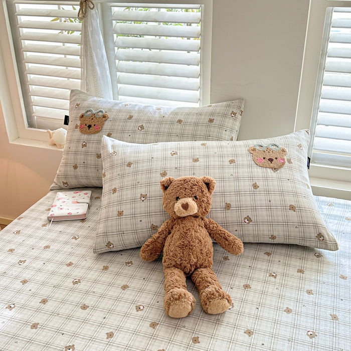 91家纺网 家纺一手货源 找家纺 卡姿家纺 2025秋冬全棉双层纱-床笠三件套 床笠-熊仔宝贝