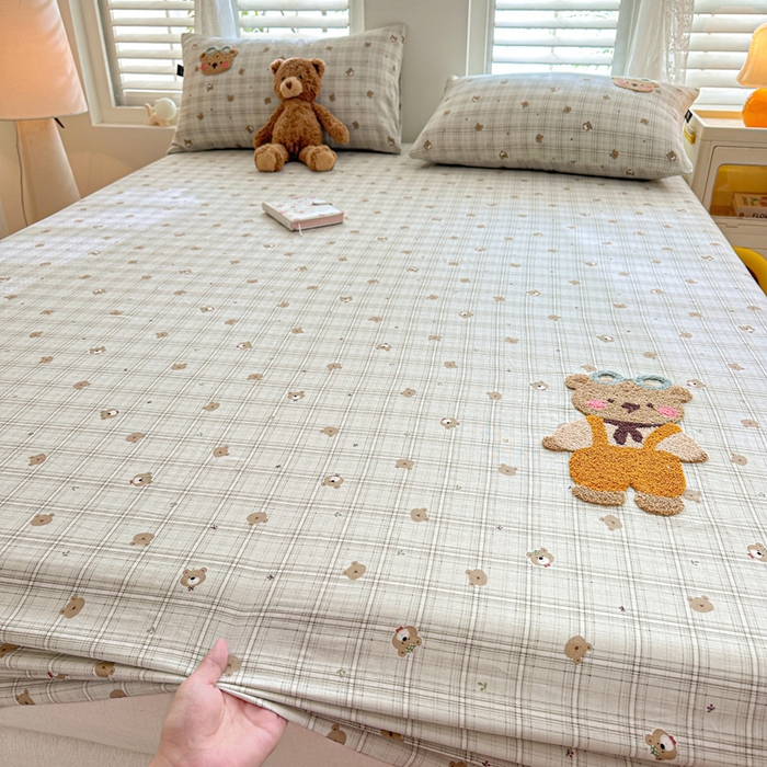 91家纺网 家纺一手货源 找家纺 卡姿家纺 2025秋冬全棉双层纱-床笠三件套 床笠-熊仔宝贝