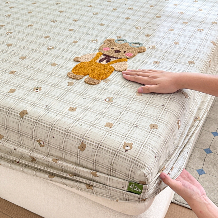 91家纺网 家纺一手货源 找家纺 卡姿家纺 2025秋冬全棉双层纱-床笠三件套 床笠-熊仔宝贝