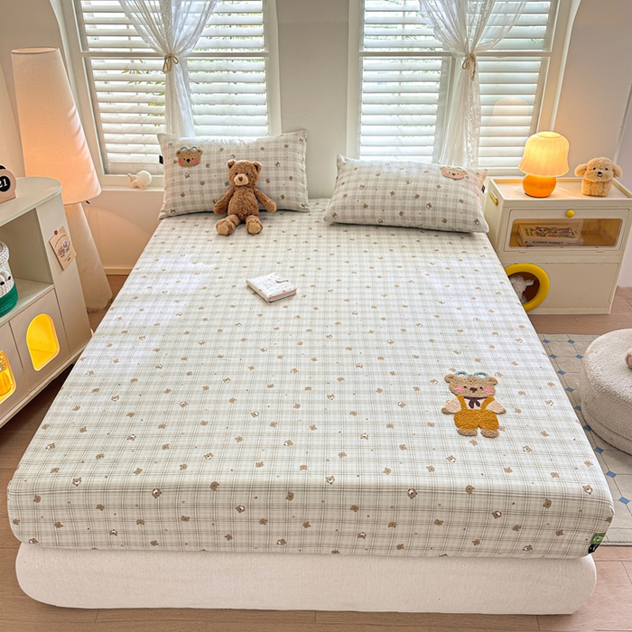 91家纺网 家纺一手货源 找家纺 卡姿家纺 2025秋冬全棉双层纱-床笠三件套 床笠-熊仔宝贝