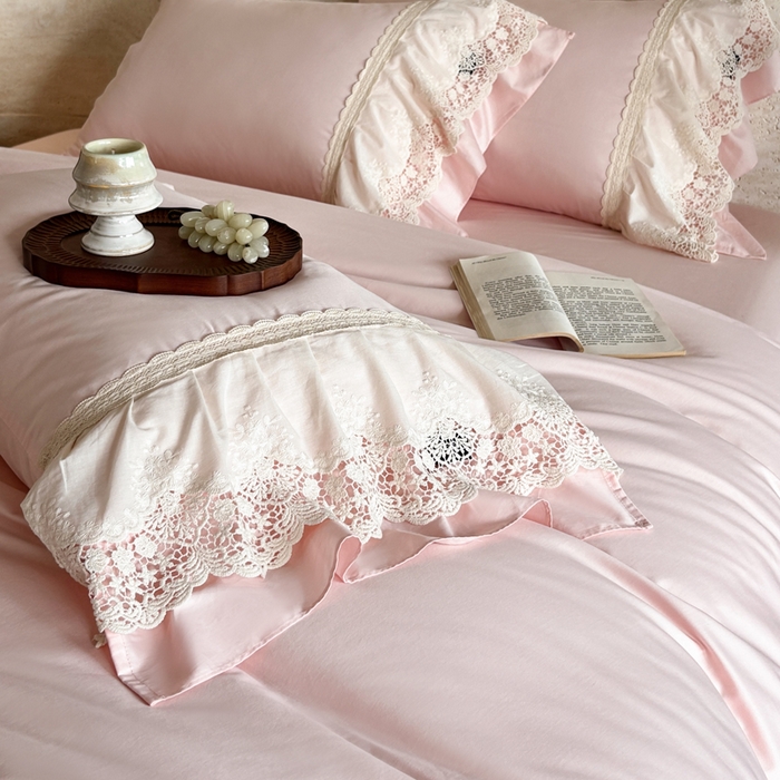 91家纺网 家纺一手货源 找家纺 卡姿家纺 2025秋冬60支长绒棉法式蕾丝花边四件套-凯瑟琳 凯瑟琳-粉