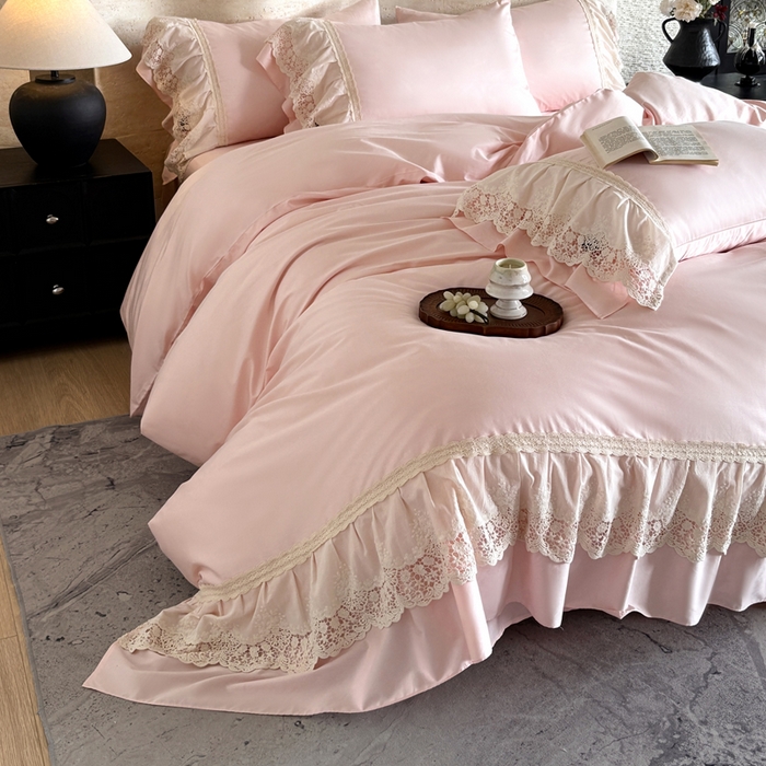 91家纺网 家纺一手货源 找家纺 卡姿家纺 2025秋冬60支长绒棉法式蕾丝花边四件套-凯瑟琳 凯瑟琳-粉