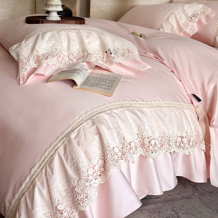 91家纺网 家纺一手货源 找家纺 卡姿家纺 2025秋冬60支长绒棉法式蕾丝花边四件套-凯瑟琳 凯瑟琳-粉