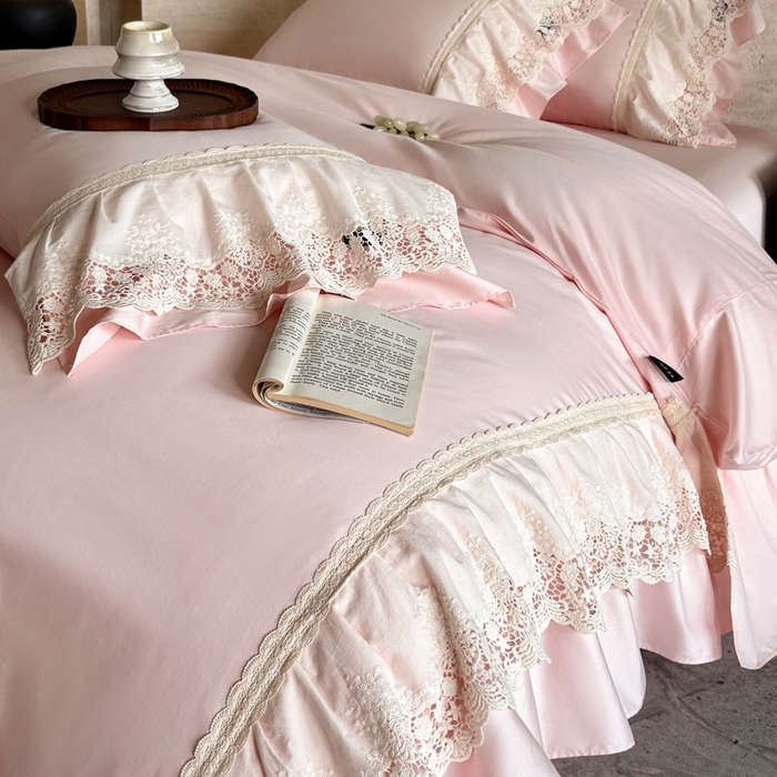 91家纺网 家纺一手货源 找家纺 卡姿家纺 2025秋冬60支长绒棉法式蕾丝花边四件套-凯瑟琳 凯瑟琳-粉