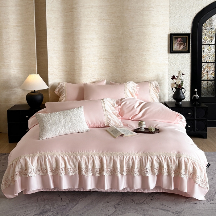 91家纺网 家纺一手货源 找家纺 卡姿家纺 2025秋冬60支长绒棉法式蕾丝花边四件套-凯瑟琳 凯瑟琳-粉