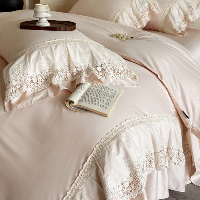 91家纺网 家纺一手货源 找家纺 卡姿家纺 2025秋冬60支长绒棉法式蕾丝花边四件套-凯瑟琳 凯瑟琳-雅灰粉