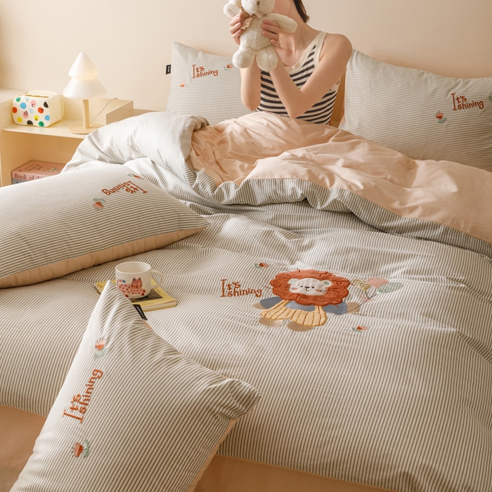 91家纺网 家纺一手货源 找家纺 卡姿家纺 2025秋冬治愈系卡通萌趣系列四件套第二季 狮子麦克