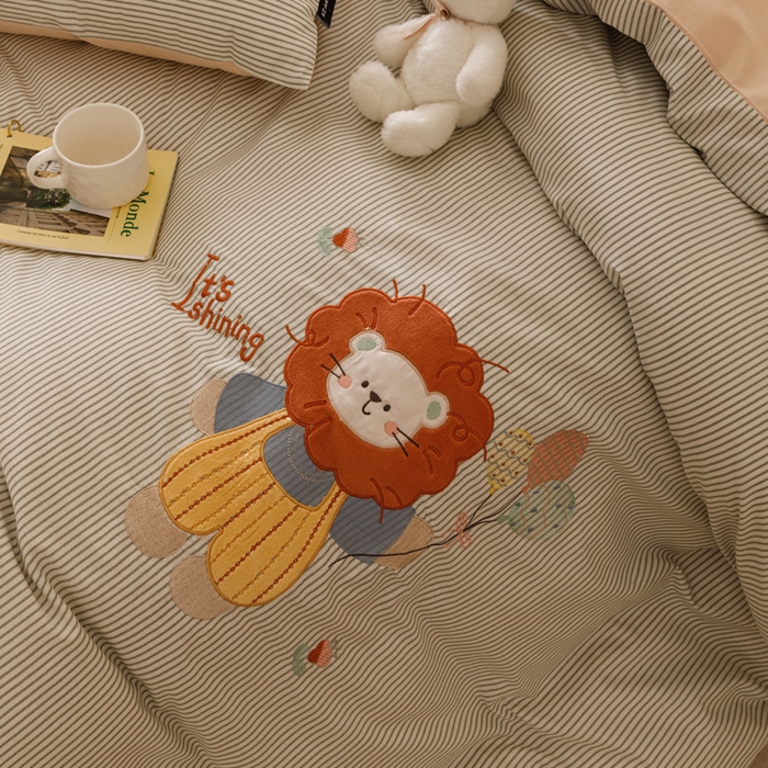 91家纺网 家纺一手货源 找家纺 卡姿家纺 2025秋冬治愈系卡通萌趣系列四件套第二季 狮子麦克