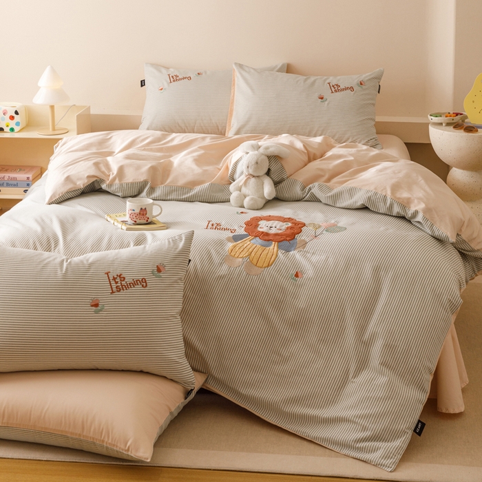 91家纺网 家纺一手货源 找家纺 卡姿家纺 2025秋冬治愈系卡通萌趣系列四件套第二季 狮子麦克