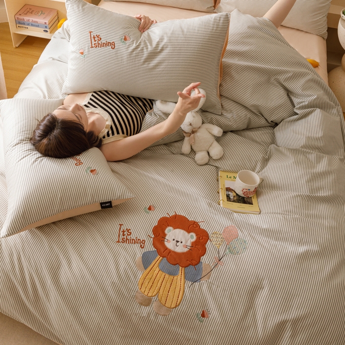 91家纺网 家纺一手货源 找家纺 卡姿家纺 2025秋冬治愈系卡通萌趣系列四件套第二季 狮子麦克