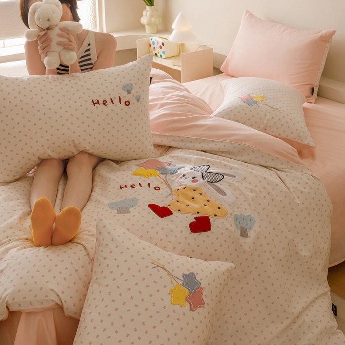 91家纺网 家纺一手货源 找家纺 卡姿家纺 2025秋冬治愈系卡通萌趣系列四件套第二季 小兔星愿