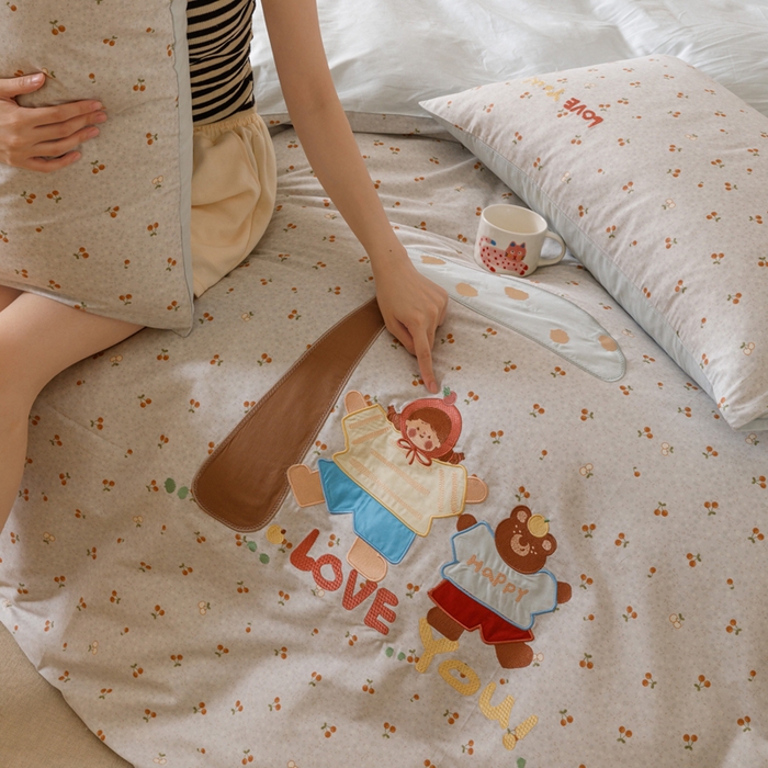 91家纺网 家纺一手货源 找家纺 卡姿家纺 2025秋冬治愈系卡通萌趣系列四件套第二季 樱桃树下