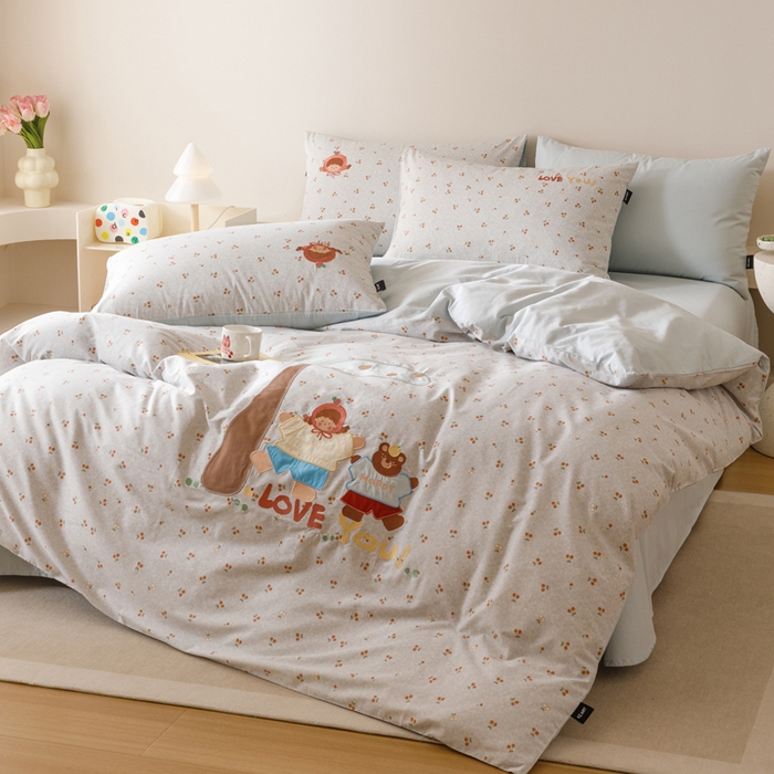 91家纺网 家纺一手货源 找家纺 卡姿家纺 2025秋冬治愈系卡通萌趣系列四件套第二季 樱桃树下