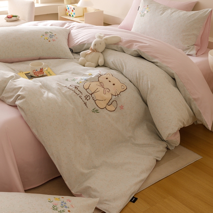 91家纺网 家纺一手货源 找家纺 卡姿家纺 2025秋冬治愈系卡通萌趣系列四件套第二季 小花猫咪