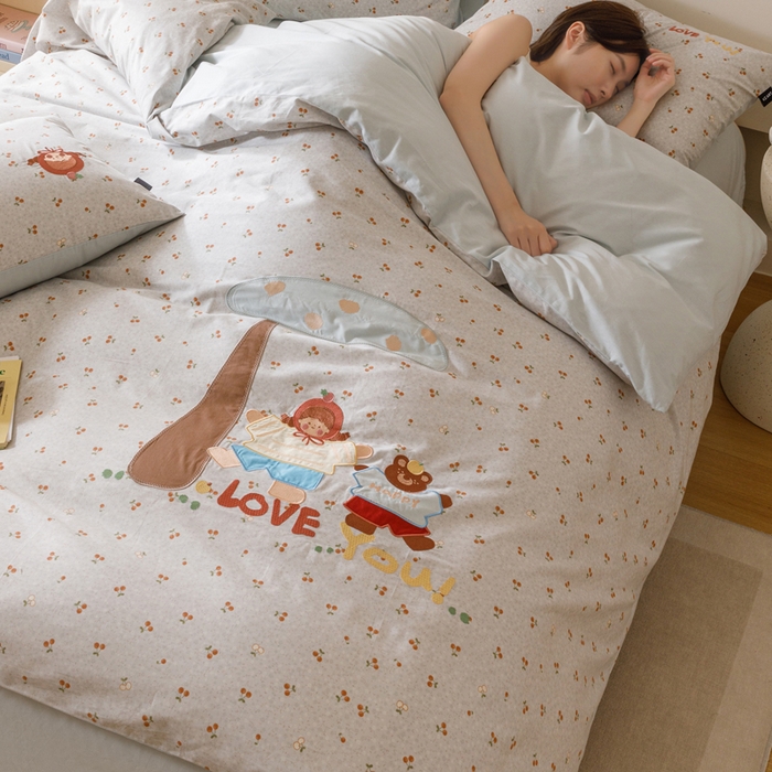 91家纺网 家纺一手货源 找家纺 卡姿家纺 2025秋冬治愈系卡通萌趣系列四件套第二季 樱桃树下