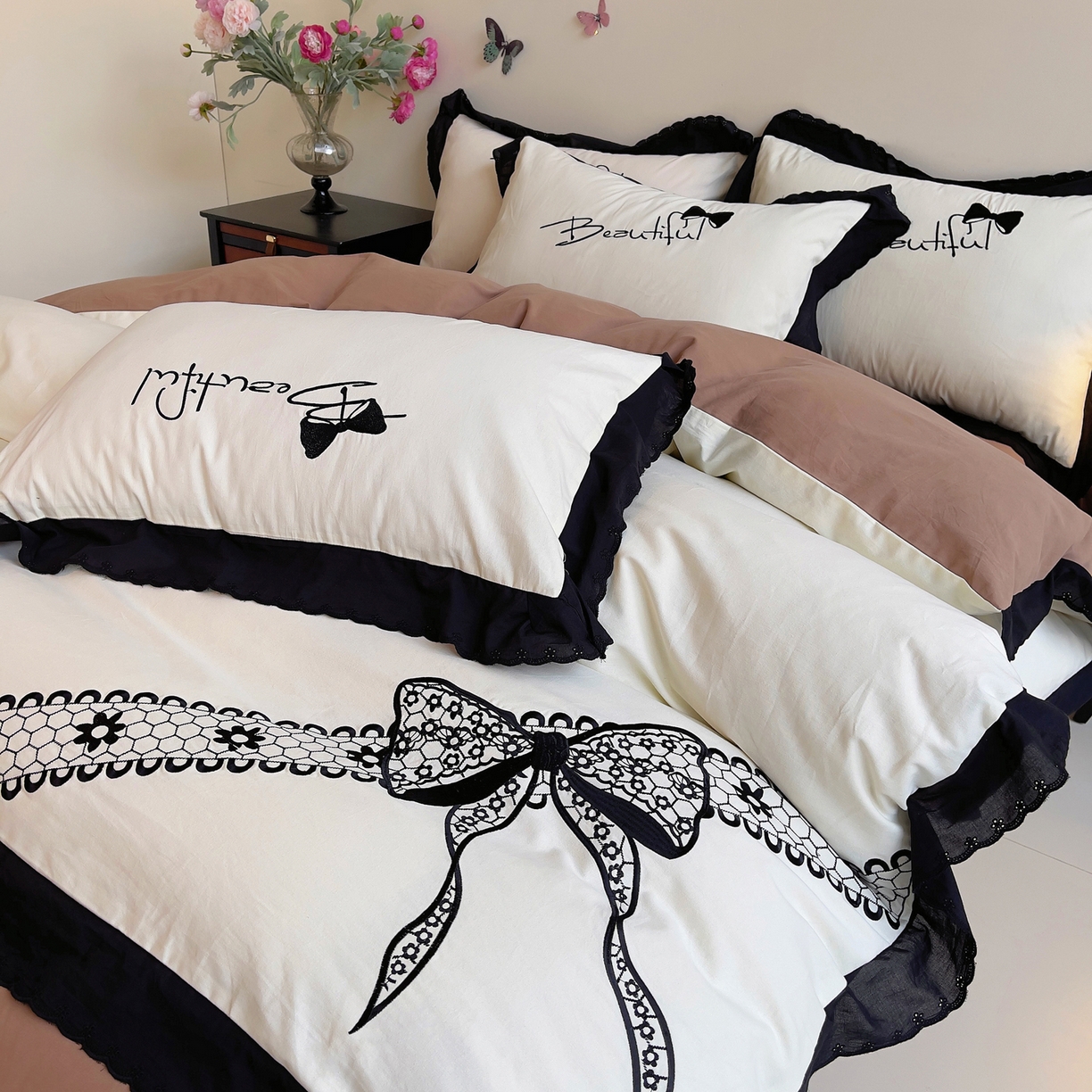 91家纺网 家纺一手货源 找家纺 炫拼家纺 2026新款全棉纯棉韩版磨毛刺绣镂空花边纯棉四件套-邂逅系列 邂逅-奶昔白