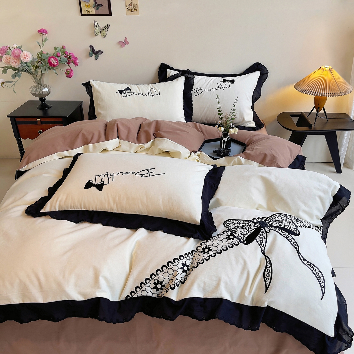 91家纺网 家纺一手货源 找家纺 炫拼家纺 2026新款全棉纯棉韩版磨毛刺绣镂空花边纯棉四件套-邂逅系列 邂逅-奶昔白