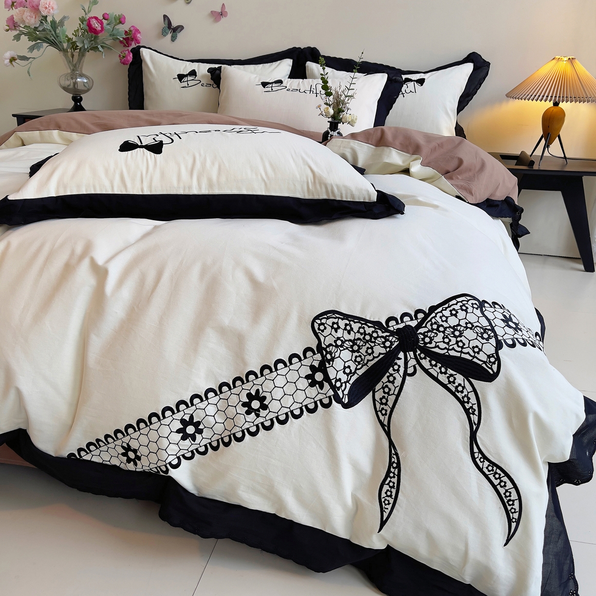 91家纺网 家纺一手货源 找家纺 炫拼家纺 2026新款全棉纯棉韩版磨毛刺绣镂空花边纯棉四件套-邂逅系列 邂逅-奶昔白