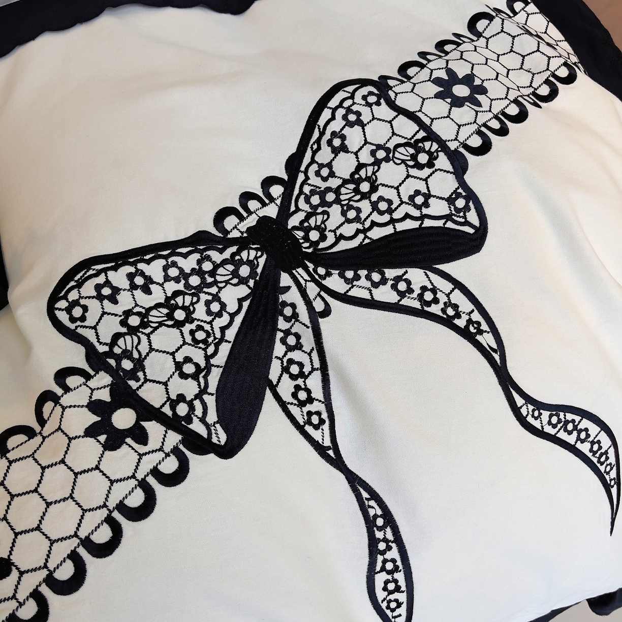 91家纺网 家纺一手货源 找家纺 炫拼家纺 2026新款全棉纯棉韩版磨毛刺绣镂空花边纯棉四件套-邂逅系列 邂逅-奶昔白