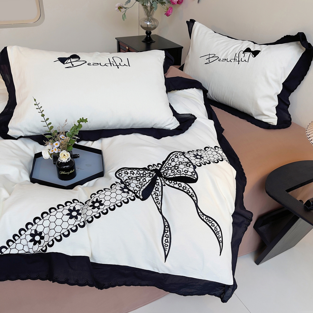 91家纺网 家纺一手货源 找家纺 炫拼家纺 2026新款全棉纯棉韩版磨毛刺绣镂空花边纯棉四件套-邂逅系列 邂逅-奶昔白