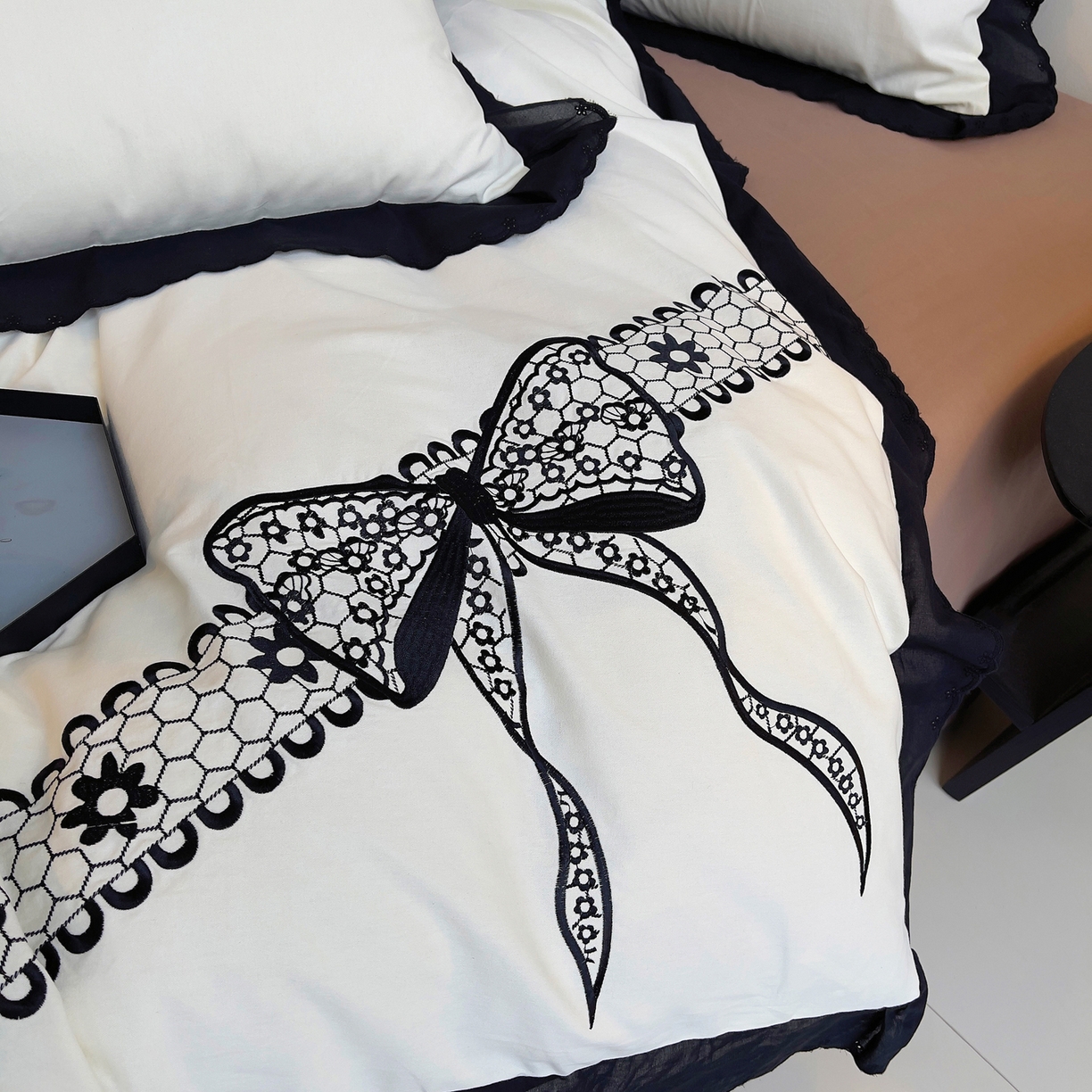 91家纺网 家纺一手货源 找家纺 炫拼家纺 2026新款全棉纯棉韩版磨毛刺绣镂空花边纯棉四件套-邂逅系列 邂逅-奶昔白