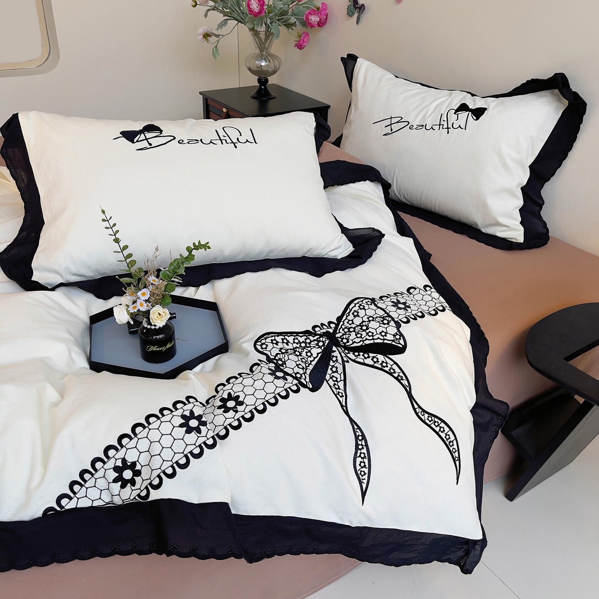 91家纺网 家纺一手货源 找家纺 炫拼家纺 2026新款全棉纯棉韩版磨毛刺绣镂空花边纯棉四件套-邂逅系列 邂逅-奶昔白